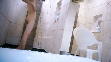 洗浴中心偷窥身材不错的年轻妹子,洗澡前先站着撒个尿